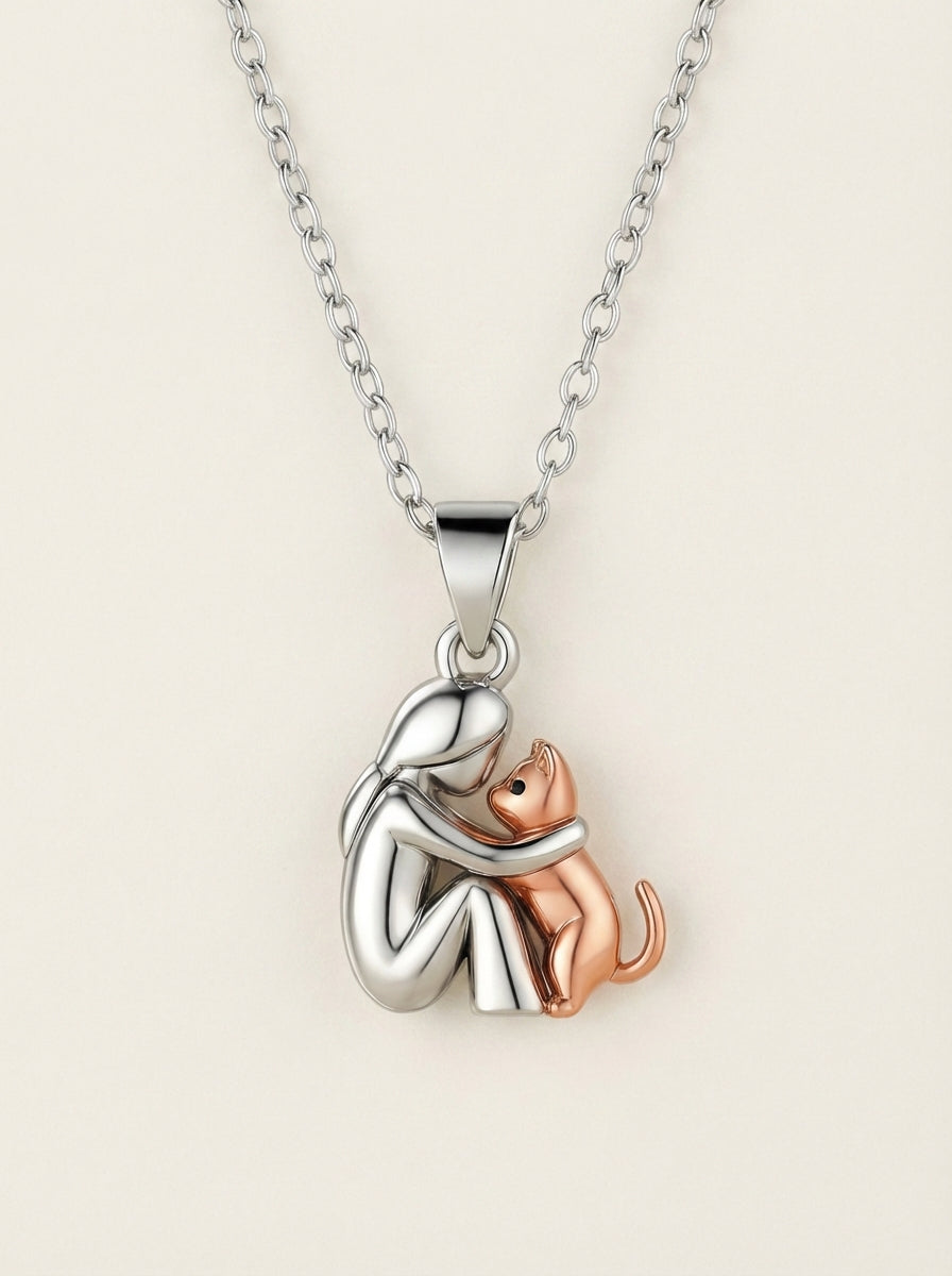 Collar El Abrazo – colgante mujer con su gato, oro rosa y plata