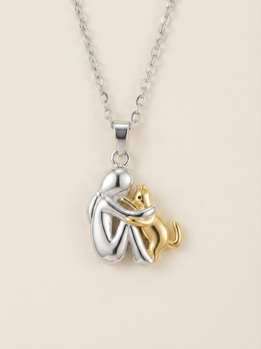 Collar El Abrazo – colgante mujer con su gato, oro y plata