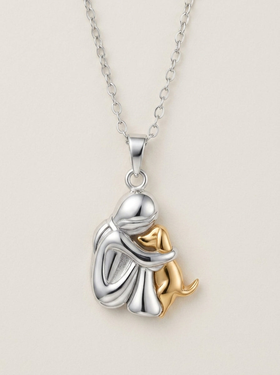 Collar El Abrazo – colgante mujer con su perro, oro y plata