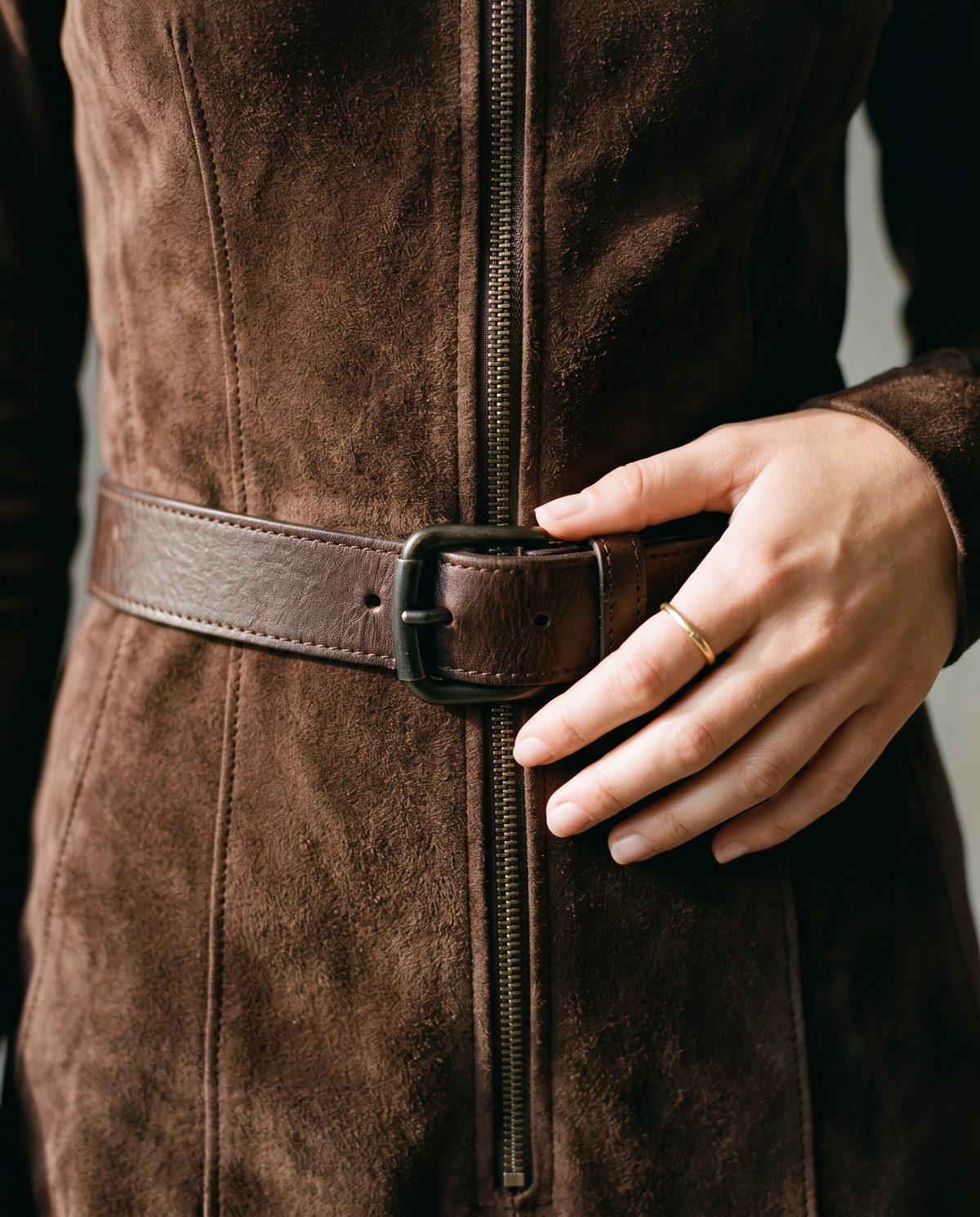 Detalle del tejido, la cremallera y el cinturón